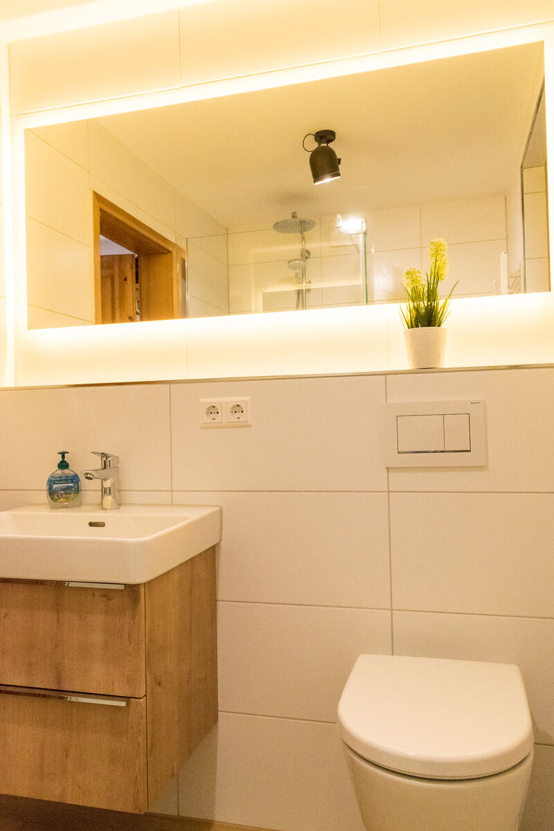 Helles modernes Bad mit Dusche