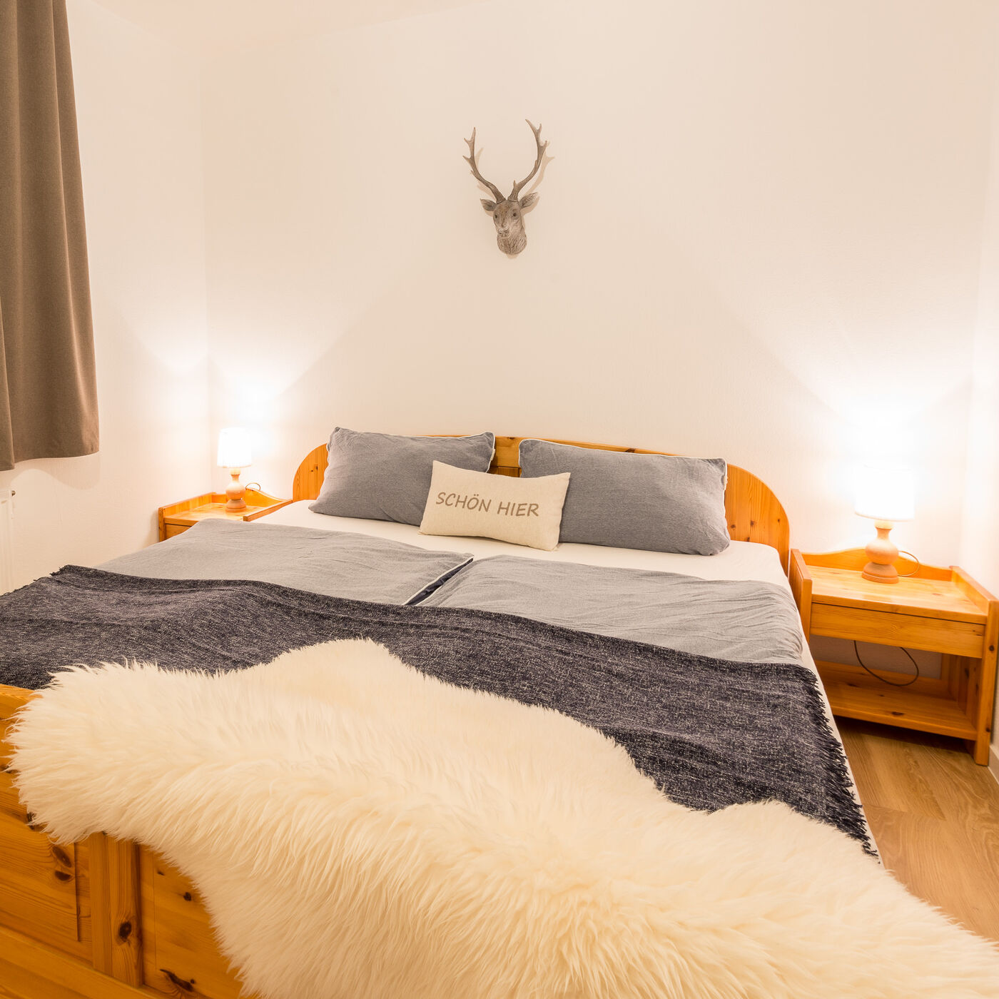 Schlafzimmer mit Doppelbett und Naturholz
