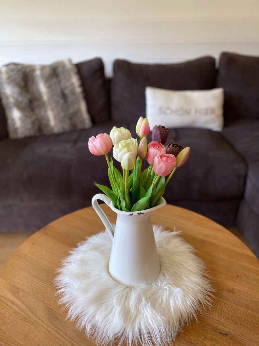 Frische Tulpen auf dem Wohnzimmertisch