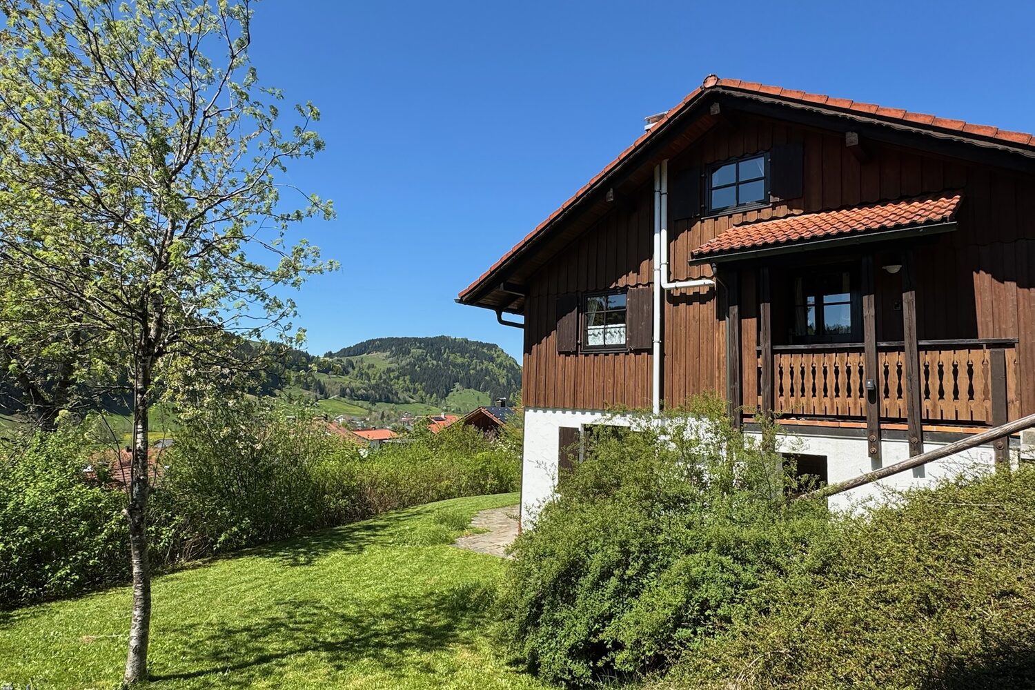 Das Chalet in Missen im sommerlichen Grün